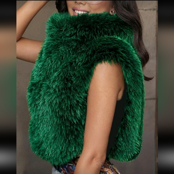 Luxurious Green Faux Fur Vest - Picture 2 of 3
